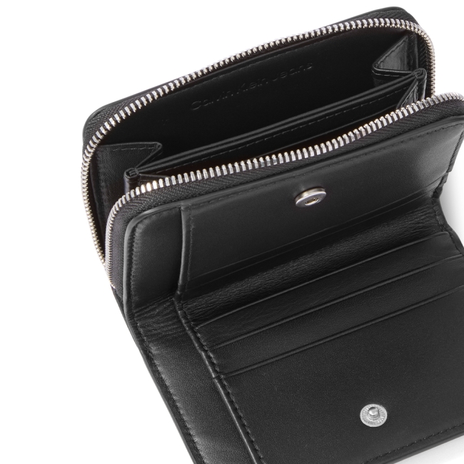 MNML MNGRM LTHR MD F