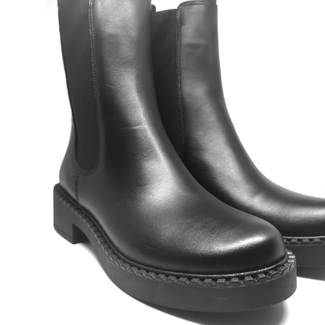 CHELSEA BOOTS