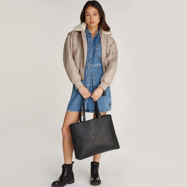 SCULPTED SLIM TOTE34