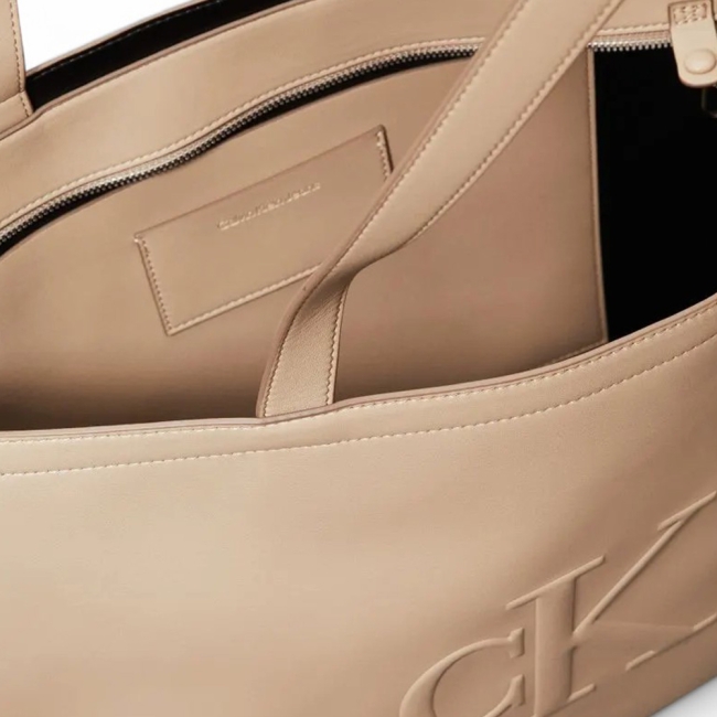 SCULPTED SLIM TOTE34